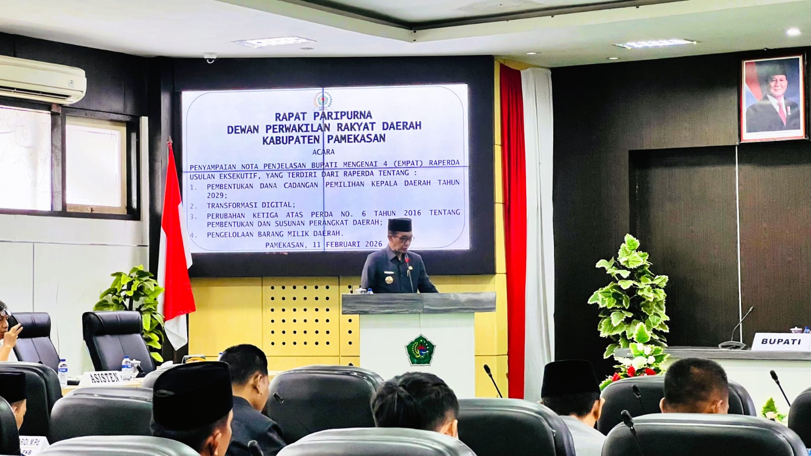 KOMITMEN: Bupati Pamekasan KH Kholilurrahman menyampaikan nota penjelasan empat raperda usulan eksekutif di sidang paripurna DPRD, Rabu (11/2).