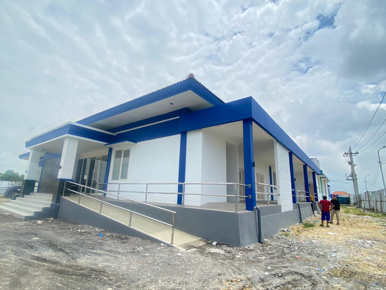 BELUM BEROPERASI: Warga berada di lokasi labkesda, Jalan Halim Perdanakusuma, Sampang, Rabu (11/2).