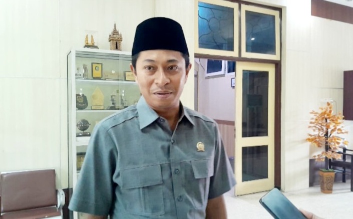 KOMITMEN: Ketua BK DPRD Pamekasan Mohamad Ali Fikri saat doorstop dengan awak media di kantor dewan. (M. KHOLIL RAMLI/JPRM)