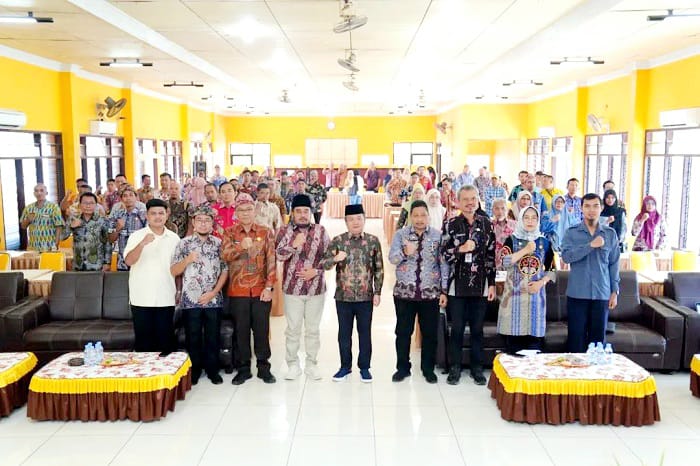KEBERSMAAN: Wabup Bangkalan Moch. Fauzan Ja&rsquo;far (tengah) berfoto bersama peserta desiminasi regulasi pengadaan barjas di Gedung PKPRI Kamis (12/2). (PROKOPIM UNTUK JPRM)