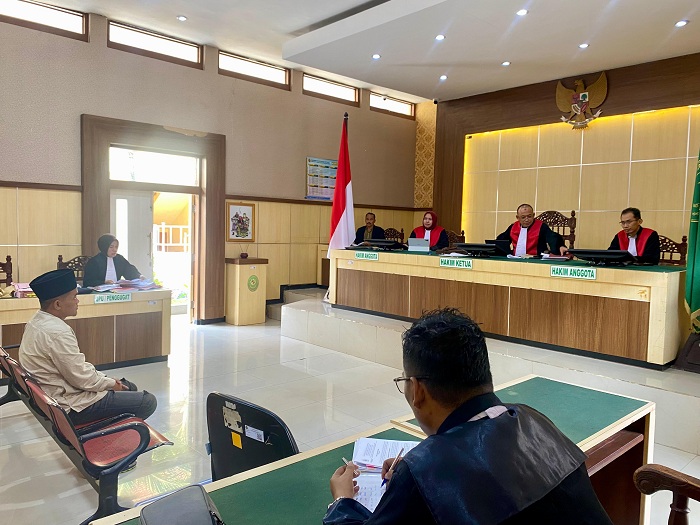 PEMBUKTIAN: Terdakwa Supriyadi duduk di bangku sidang Pengadilan Negeri Pamekasan Kamis (12/2). (MOH. IQBAL AFGANI/JPRM)