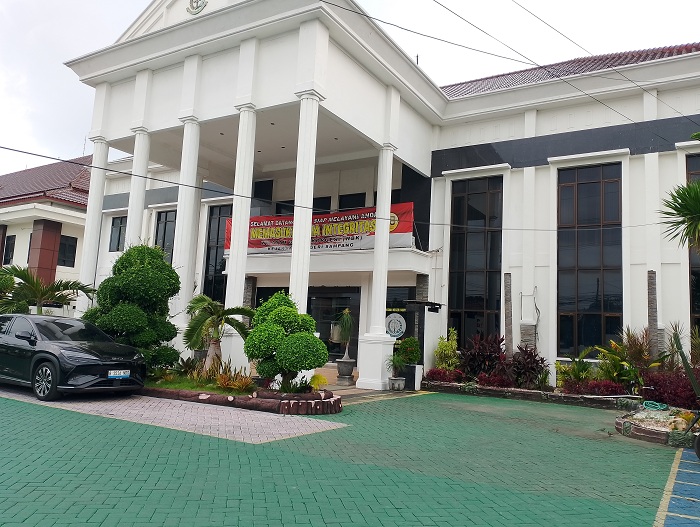 CERAH: Warga sedang berada di sekitar kantor Kejari Sampang Kamis (12/2). (UBAIDILLAHIR RAIE/JPRM)