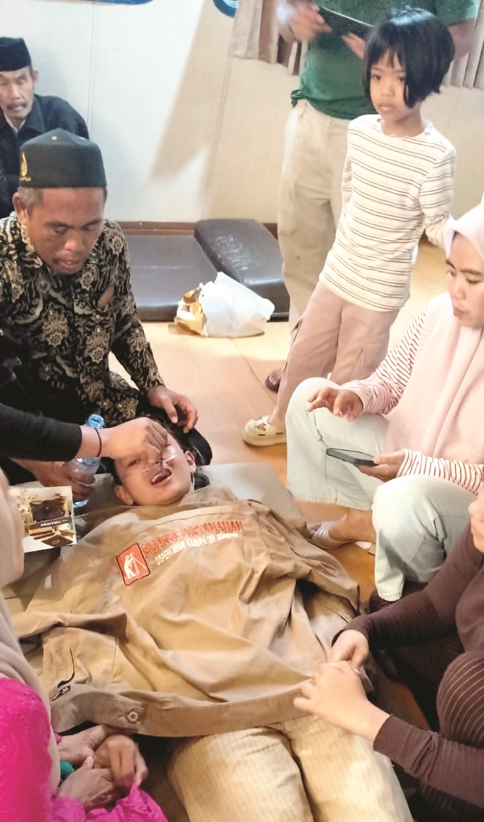 KELELAHAN: Penumpang KMP Munggiyango Hulalo mendapat perawatan intensif akibat pingsan karena berdesakan di Pelabuhan Kalianget, Sumenep, Kamis (12/2). (FADLAN UNTUK JPRM)