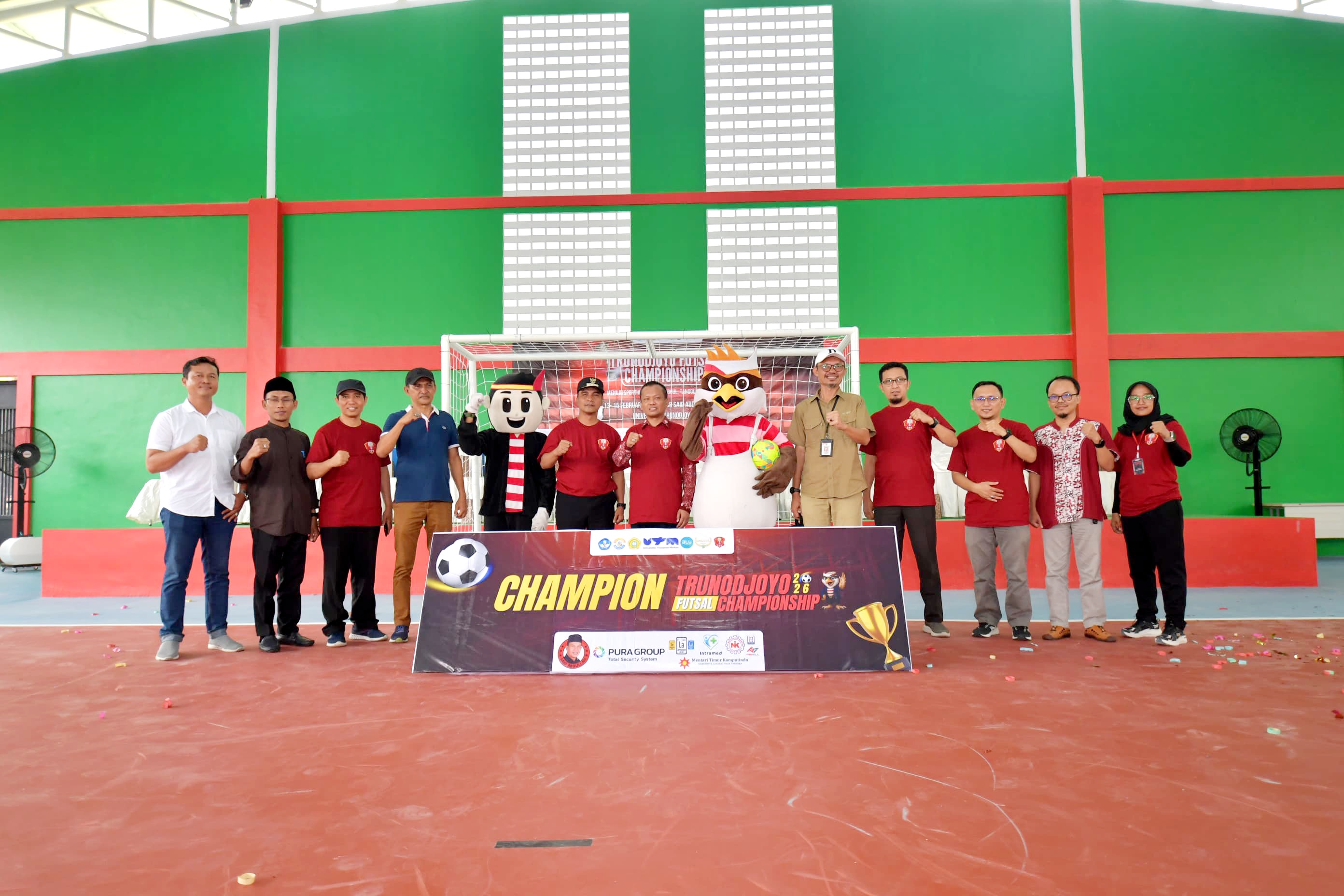 SALAM OLAHRAGA: Rektor dan jajaran dekanat Fakultas Keguruan dan Ilmu Pendidikan (FKIP) berfoto bersama usai pembukaan Trunodjoyo Futsal Championship 2026. (UTM UNTUK JPRM)
