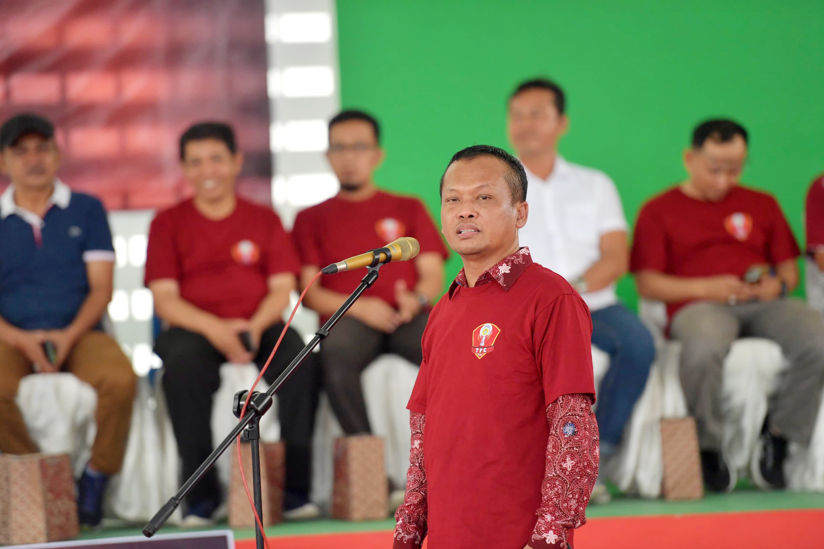 SPORTIVITAS: Rektor UTM Prof. Safi membuka turnamen Futsal Championship 2026 tingkat SMA sederajat, di GOR Said Abdullah Sport Center (SAS) Jumat (13/2). (UTM UNTUK JPRM)