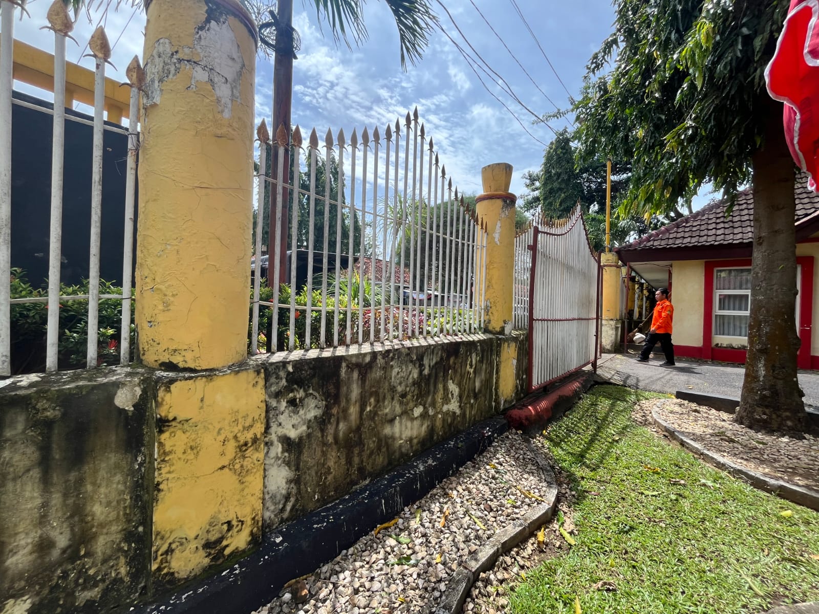 TAK TERAWAT: Kondisi pagar museum keraton Sumenep yang berlokasi di Kelurahan Pajagalan, Kecamatan Kota Sumenep, berjamur, Kamis (15/1).