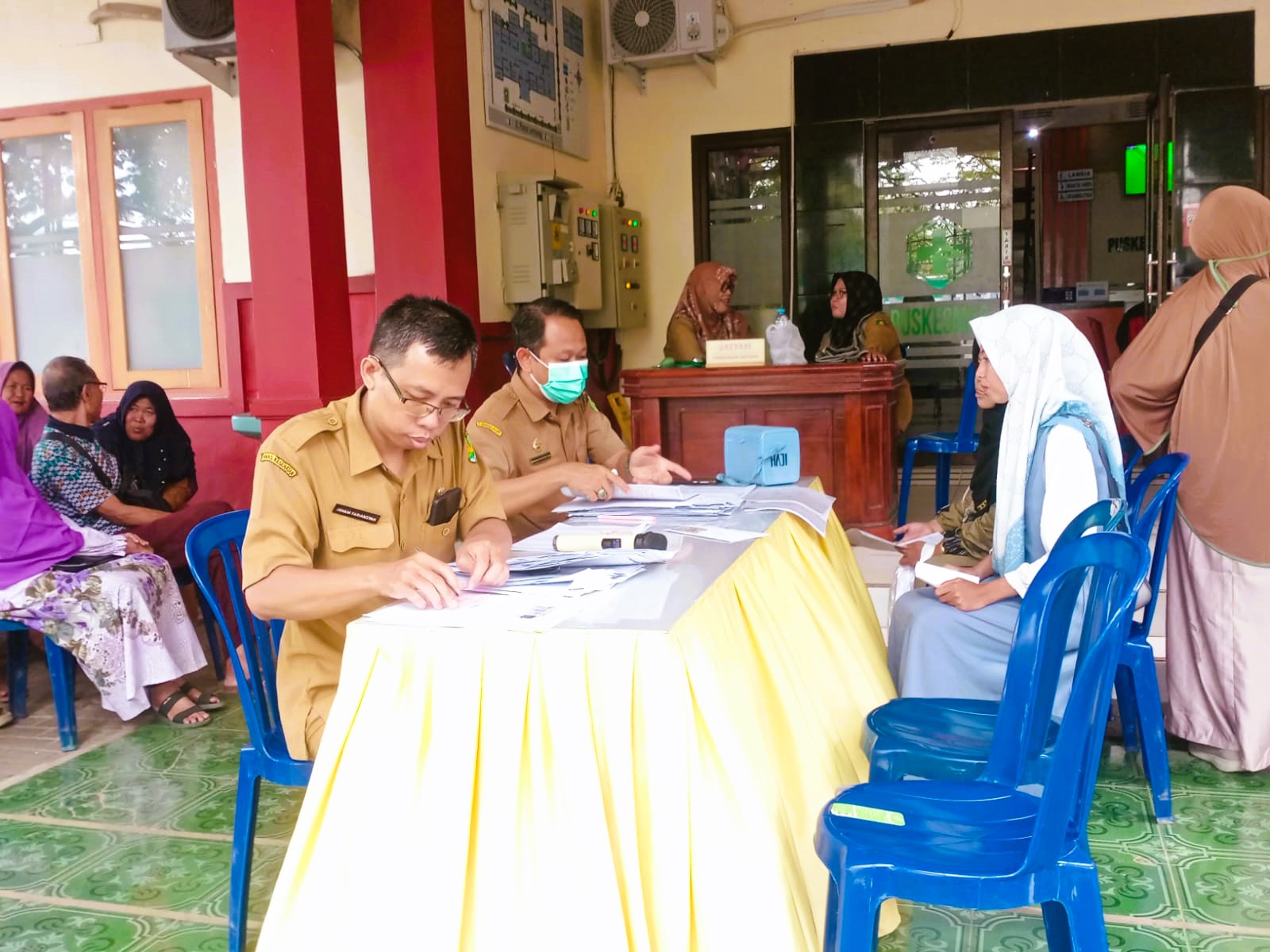 ANTRE: Sejumlah calon jemaah haji Kabupaten Sumenep menunggu giliran untuk mendapatkan vaksinasi di Puskesmas Pamolokan, Batuan, Rabu (11/2).