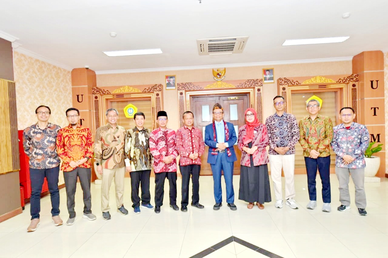 BERSINERGI: Prof. Mahfud MD (lima dari kanan) berfoto bersama rektorium dan dekanat di lingkungan UTM. (UTM UNTUK JPRM)