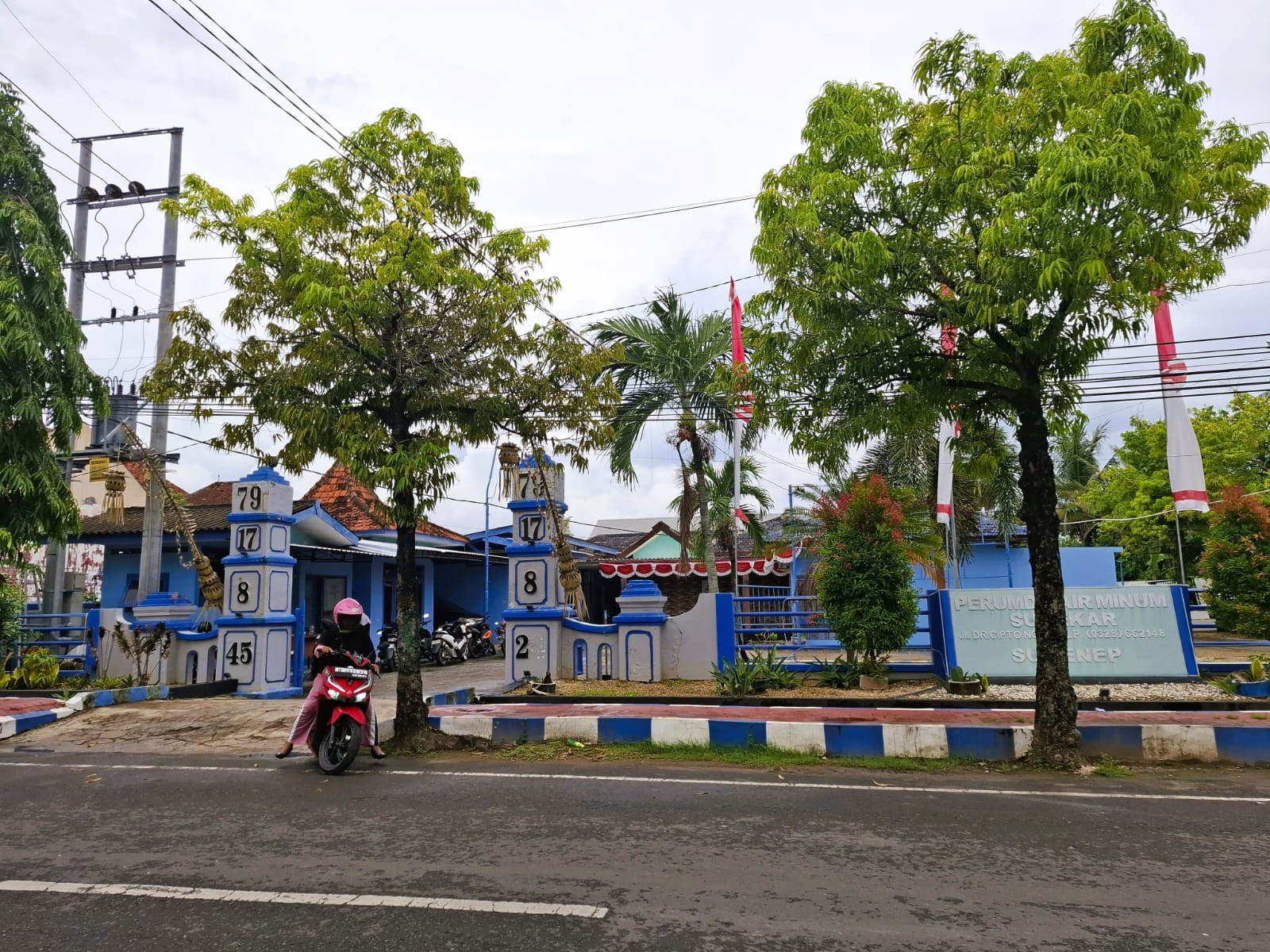 LENGANG: Masyarakat keluar dari kantor PUDAM Sumekar di Jalan Dr Cipto, Pajagalan, Kecamatan Kota Sumenep, Kamis (12/2).