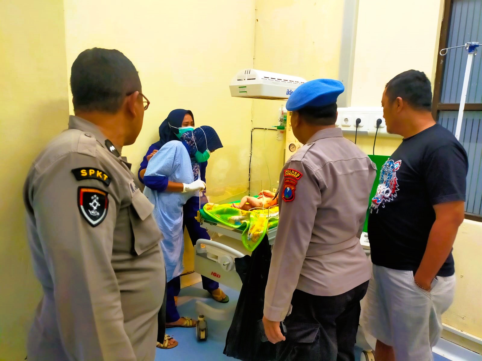 DITANGANI: Bayi perempuan yang ditemukan di Desa Kolor, Kecamatan Kota Sumenep, mendapatkan perawatan medis di RSUD dr H Moh. Anwar Sumenep, Rabu (11/2) malam.