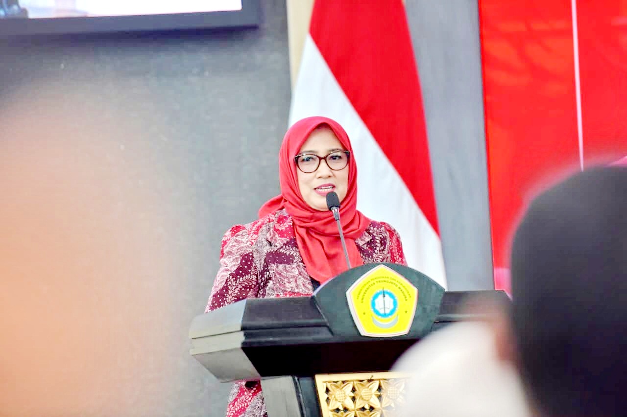 AKADEMIS: Dekan FH UTM Dr. Erma Rusdiana menyampaikan sambutan dalam acara kuliah umum di Aula Syaikhona Muhammad Kholil Jumat (13/2). (UTM UNTUK JPRM)