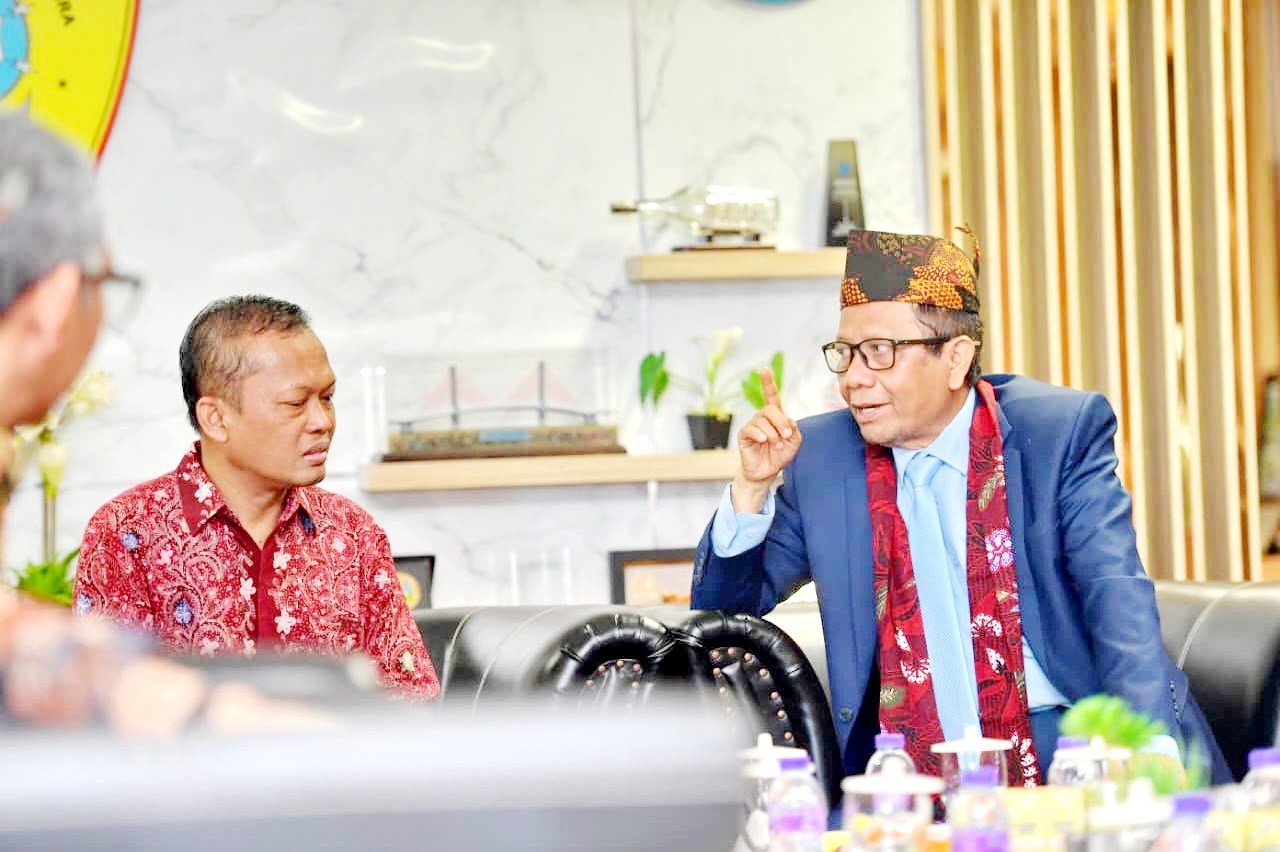 AKRAB: Prof. Mahfud MD berdialog dengan Rektor UTM Prof. Safi Jumat (13/2). (UTM UNTUK JPRM)