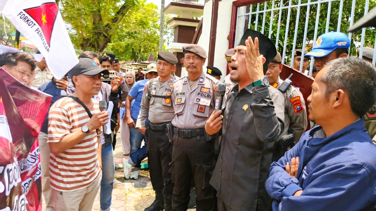ASPIRASI: Sejumlah anggota dewan memberikan tanggapan saat aksi demonstrasi di depan kantor DPRD Pamekasan, Kamis (12/2).