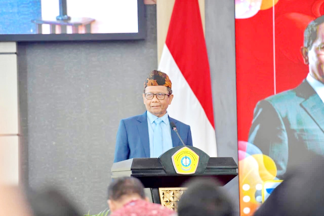 SERIUS: Prof. Mahfud MD memberikan kuliah umum di Aula Syaikhona Muhammad Kholil UTM. (UTM UNTUK JPRM)