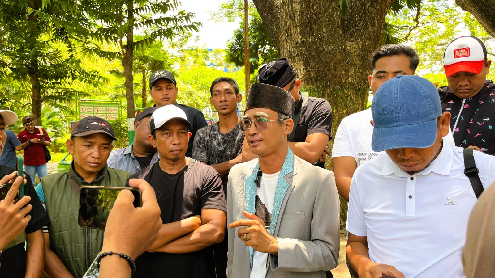 BEREAKSI: Puluhan LSM menyatakan sikap di area Arek Lancor Pamekasan, Kamis (12/2).
