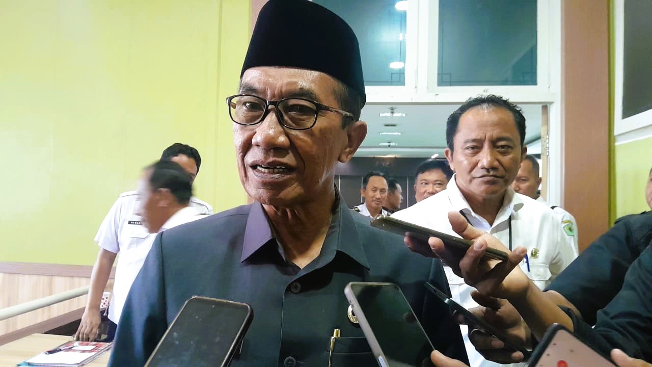 KOMITMEN: Bupati Pamekasan KH Kholilurrahman saat wawancara dengan awak media, Rabu (11/2).
