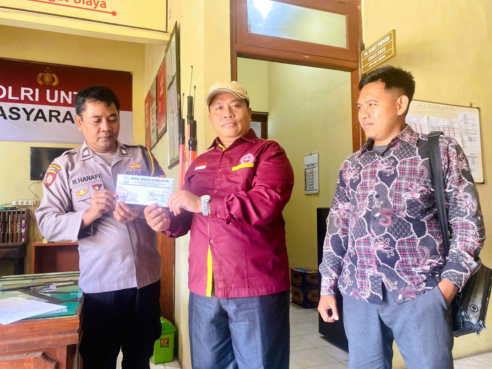 PEMBERITAHUAN: Kuasa hukum Subairi, Ahmad Mukhlisin, dan Muhammad Tohir menyerahkan surat pemberitahuan ke Polsek Proppo, Kamis (12/2).