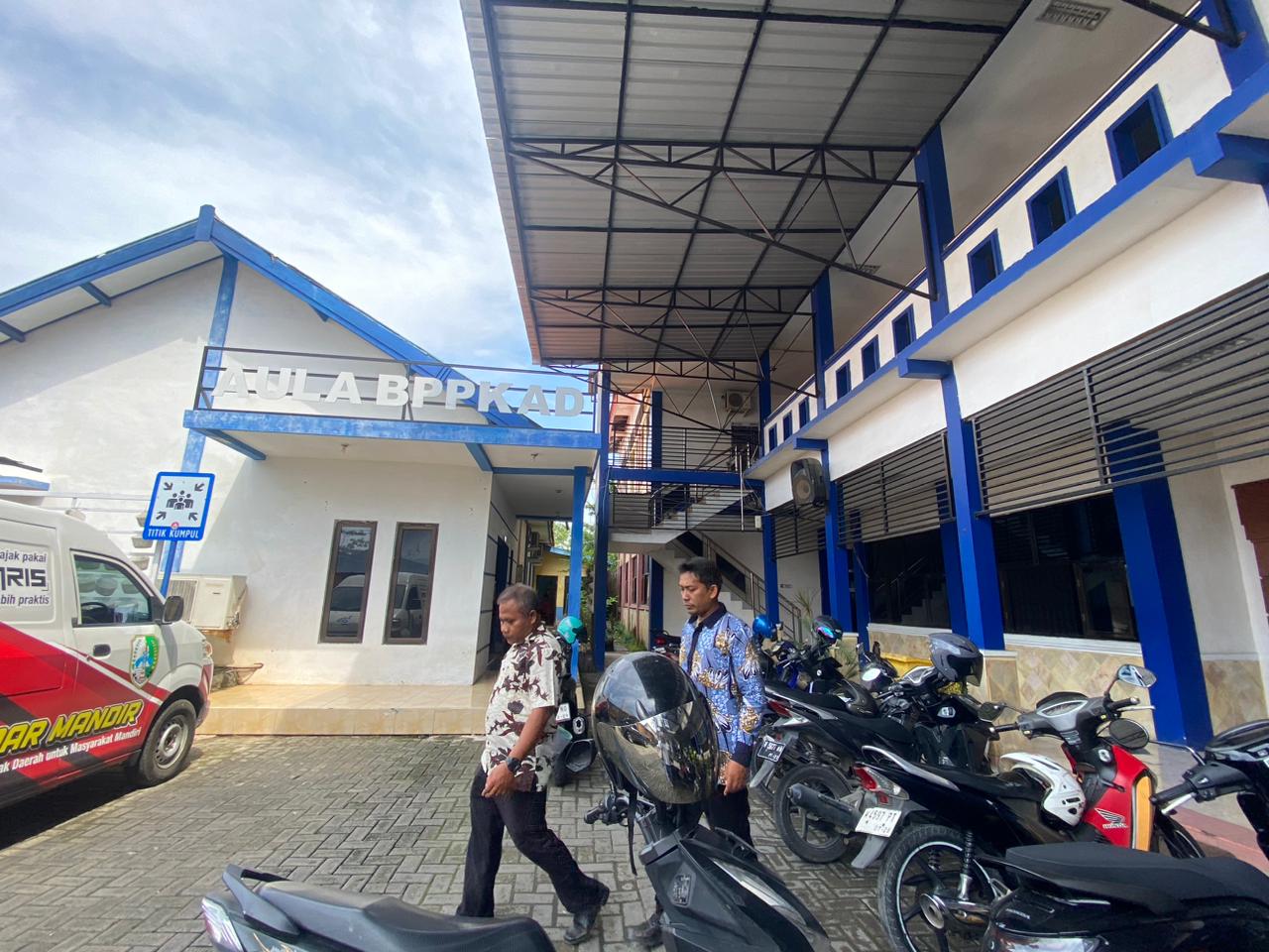 RUTINITAS: Seorang pegawai keluar dari kantor BPPKAD Sampang, Kamis (12/2).