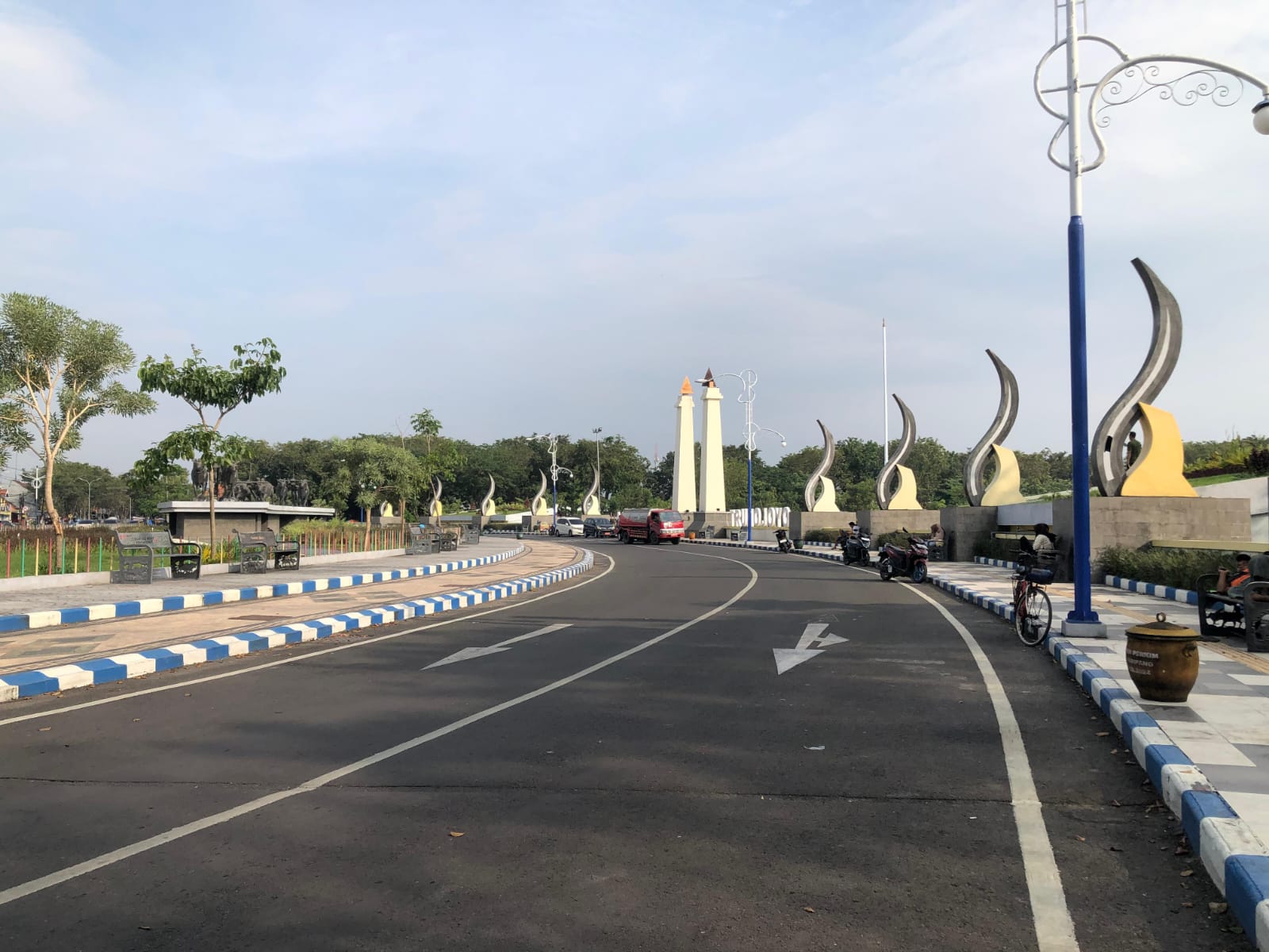 RAMAI: Warga saat beraktivitas di sekitar Alun-Alun Trunojoyo, Kamis (12/2).