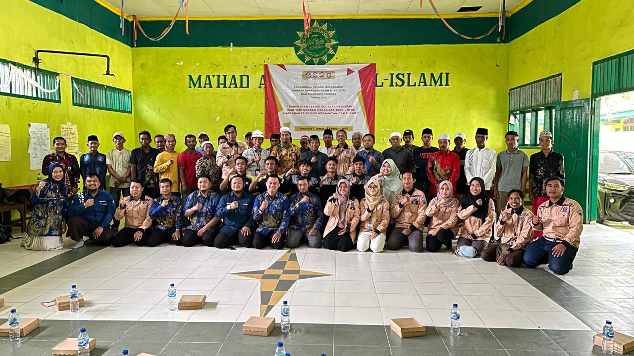 SUMRINGAH: Perwakilan Poltera, mitra dan nelayan foto bersama usai penandatanganan serah terima bantuan di PP Al-Ittihad Camplong.