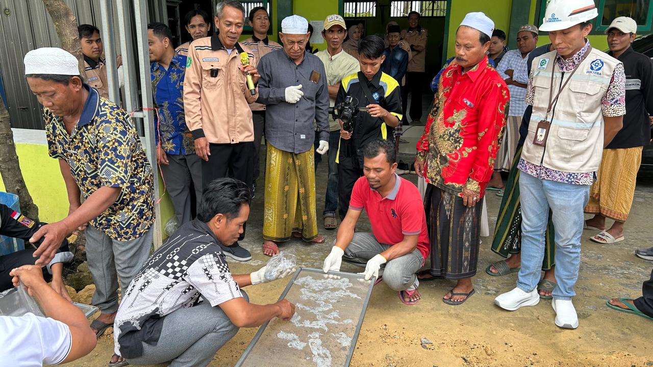 PRAKTIK: Para nelayan dipandu para dosen mempraktikkan penggunaan mesin pengering ikan teri, Jumat (13/2).