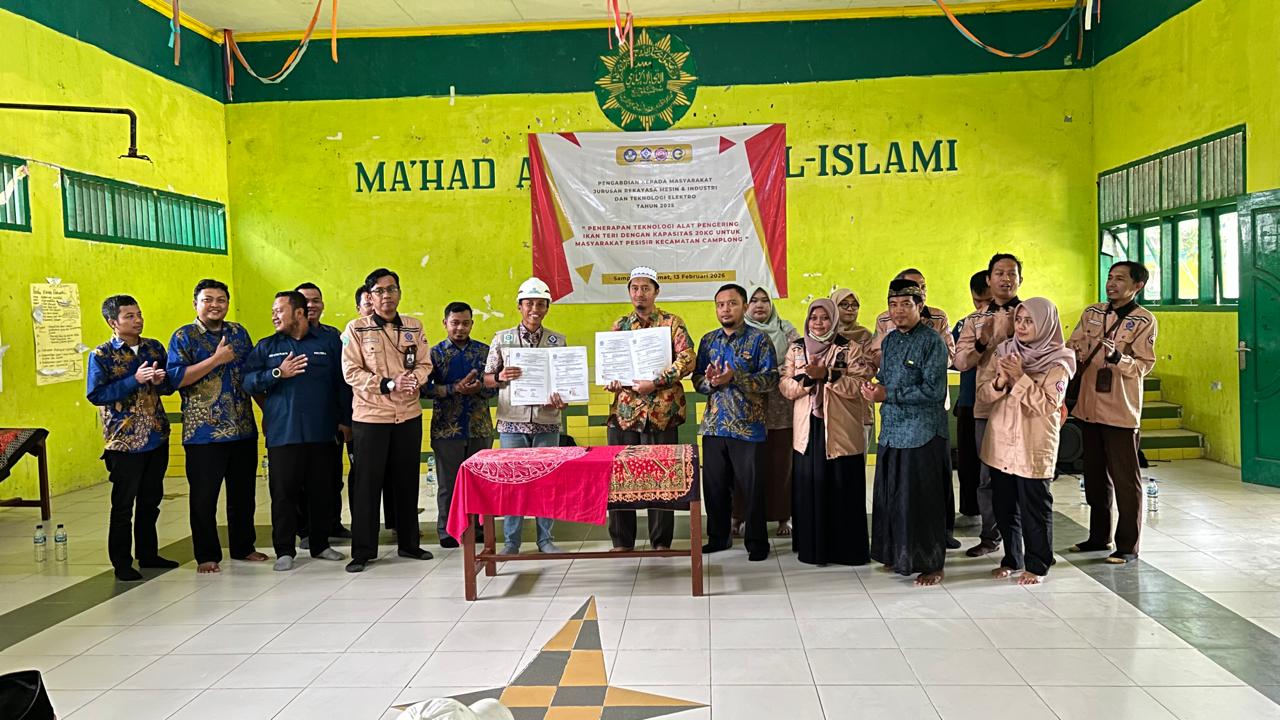 SERAH TERIMA: Wadir III Poltera Akhmad Arif Kurdianto didampingi  jajaran dosen bersama perwakilan pondok usai penandatanganan serah terima bantuan alat pengering di PP Al-Ittihad, Camplong, Sampang.
