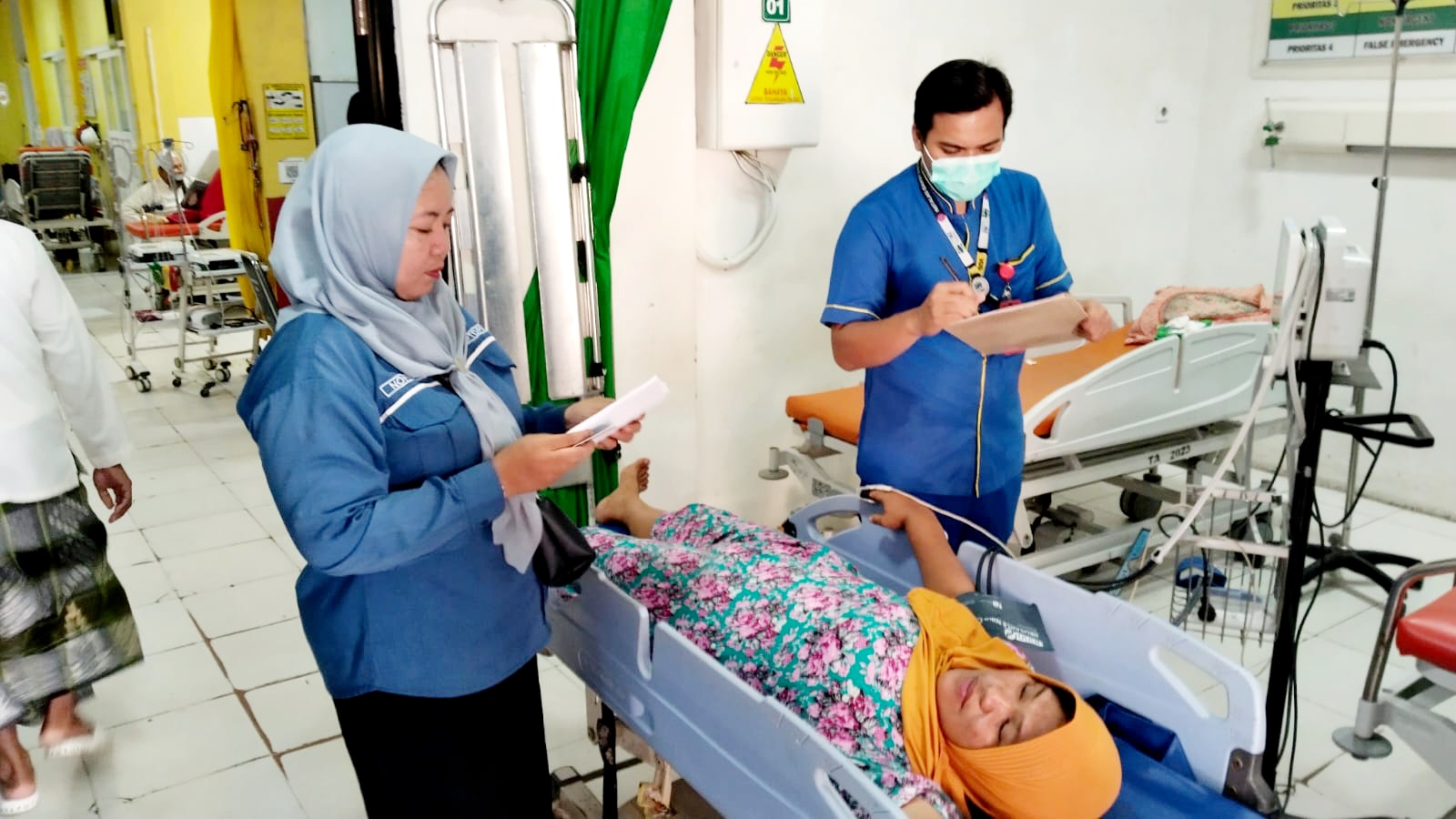 DIANIAYA: Korban LY saat menjalani perawatan di RSMZ Sampang usai dianiaya suaminya, Rabu (11/2). (HUMAS POLRES UNTUK JPRM)