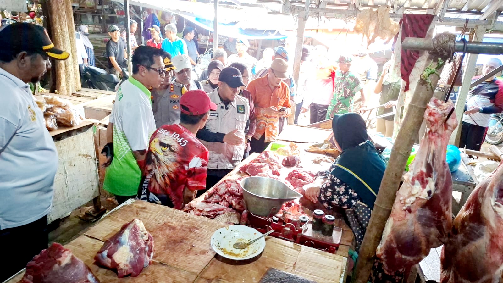 TURUN LANGSUNG: Bupati Achmad Fauzi Wongsojudo saat memantau langsung stabilitas harga dan ketersediaan bahan pokok di Pasar Anom Baru Sumenep Jumat (13/2). (MOH. LATIF/JPRM)