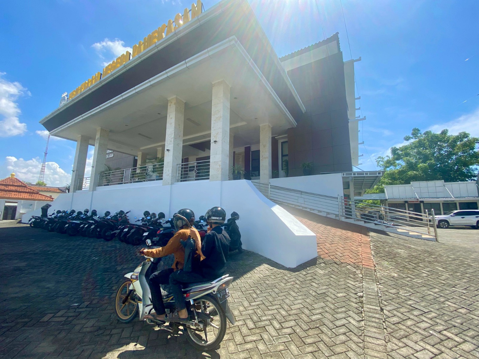 TERIK: Pengunjung berada di sekitar kantor Kejari Pamekasan, Kamis (12/2). (MOH. IQBAL AFGANI/JPRM)
