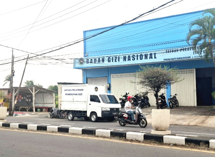 MEGAH: Masyarakat melintas di depan dapur SPPG Yayasan Bakti Binda Berjaya di Jalan Trunojoyo, Gedungan, Sumenep. (MOH. LATIF/JPRM)