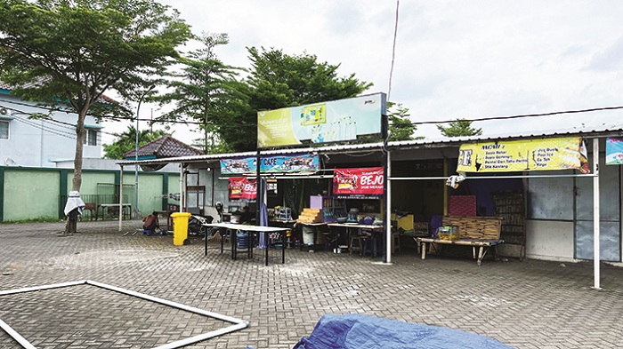 SEPI: Pengendara melintas di area sentra PKL Food Colony Pamekasan, Sabtu (14/2). (M. KHOLIL RAMLI/JPRM)