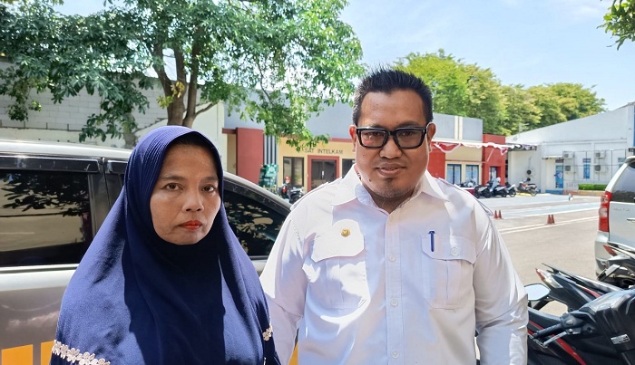 TANPA KEPASTIAN: Sumini, korban penipuan oknum polisi didampingi kuasa hukumnya usai mengikuti sidang etik di Polres Bangkalan Selasa (16/9/2025). (ZEINAL ABIDIN/JPRM)