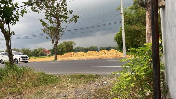 DIDUGA BERMASALAH: Kendaraan roda empat melintas di dekat lahan bersengketa di Desa Dumajah, Kecamatan Tanah Merah, Rabu (4/2). (HENDRAYANTO UNTUK JPRM)