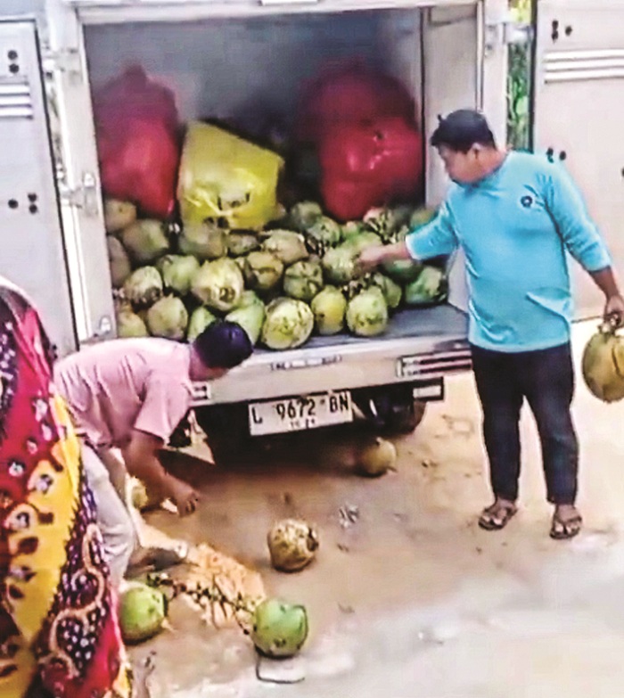 PELANGGARAN: Petugas SPPG BUMDes Sejahtera, Desa Rek Kerrek, Kecamatan Palengaan, Pamekasan, mengeluarkan kelapa muda utuh, Kamis (12/2). (TANGKAP LAYAR)