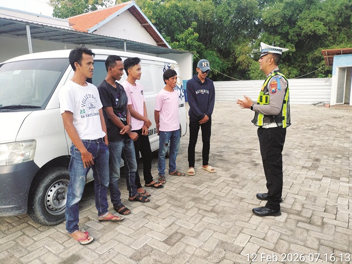TEGAS: Anggota Satlantas Polres Sampang saat memberikan teguran dan imbauan pada kurir SPPG Tanggumong 002 Sampang, Kamis (12/2).  (HUMAS POLRES UNTUK JPRM)