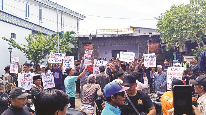 KECEWA: Warga melakukan protes ke kantor Desa Pesanggrahan, Kecamatan Kwanyar, Bangkalan, Kamis (12/2). (MUAFI UNTUK JPRM)