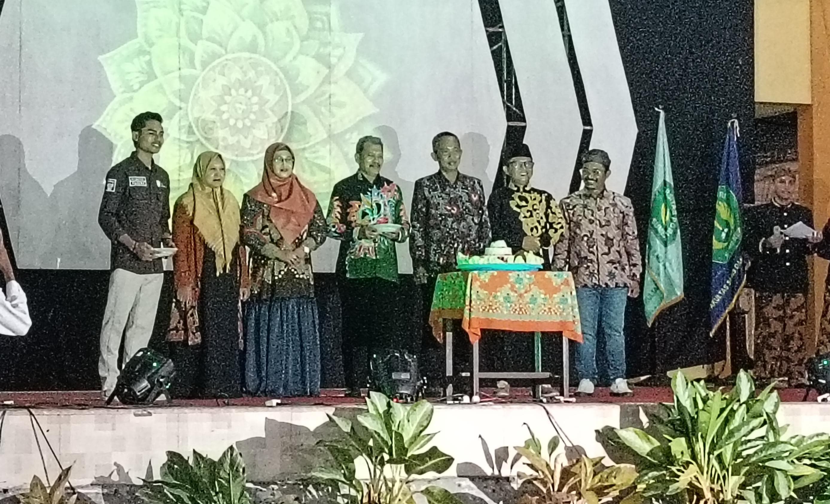 SOLID: Rektor UPI Sumenep Asmoni (tiga dari kanan) didampingi para wakil rektor setelah pembacaan doa dan pemotongan tumpeng, Minggu (15/2) malam.