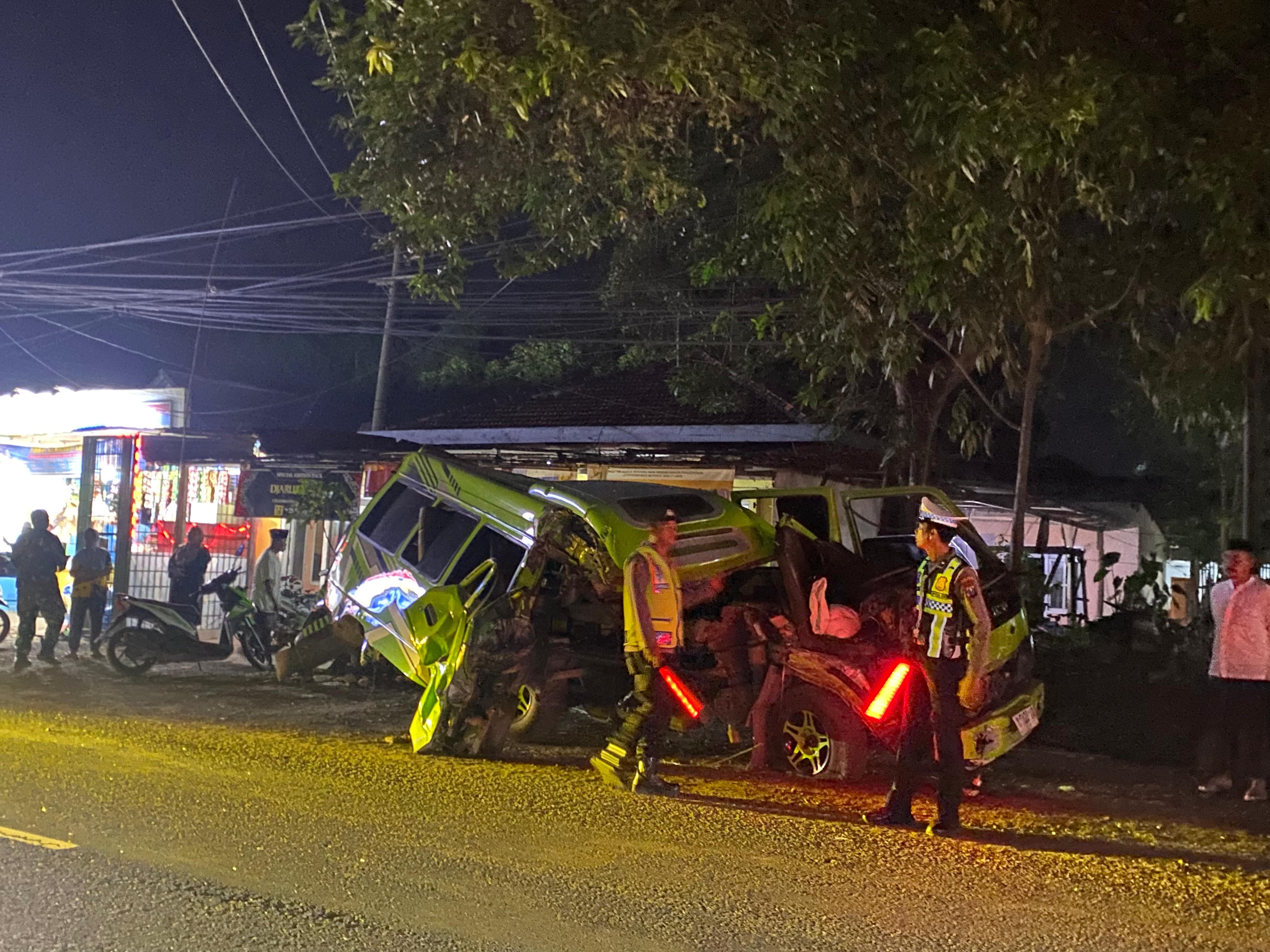 RINGSEK: Anggota Polres Pamekasan sedang melakukan pengamanan di lokasi laka lantas di Jalan Raya Ponteh, Desa Ponteh, Kecamatan Galis, Kabupaten Pamekasan, Minggu (15/2) malam.