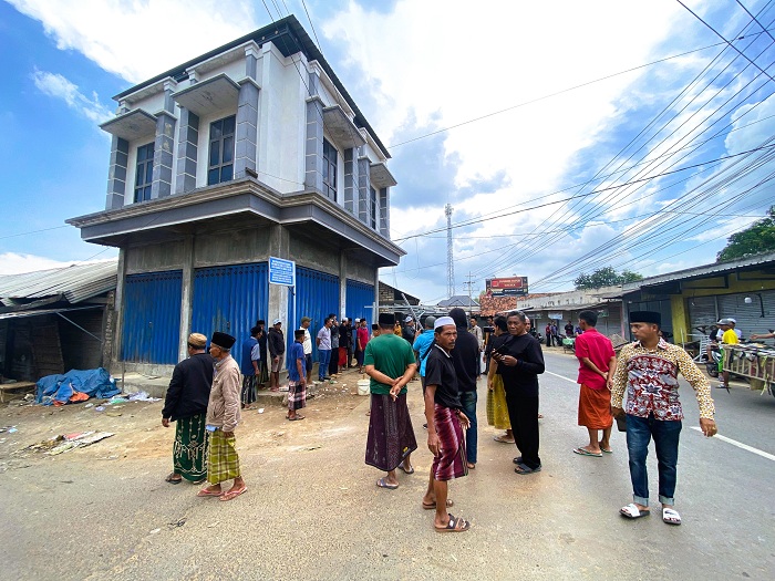 KONFLIK LAHAN: Sejumlah orang berada di sekitar toko di Pasar Panaguan Minggu (15/2). (MOH. IQBAL AFGANI/JPRM)