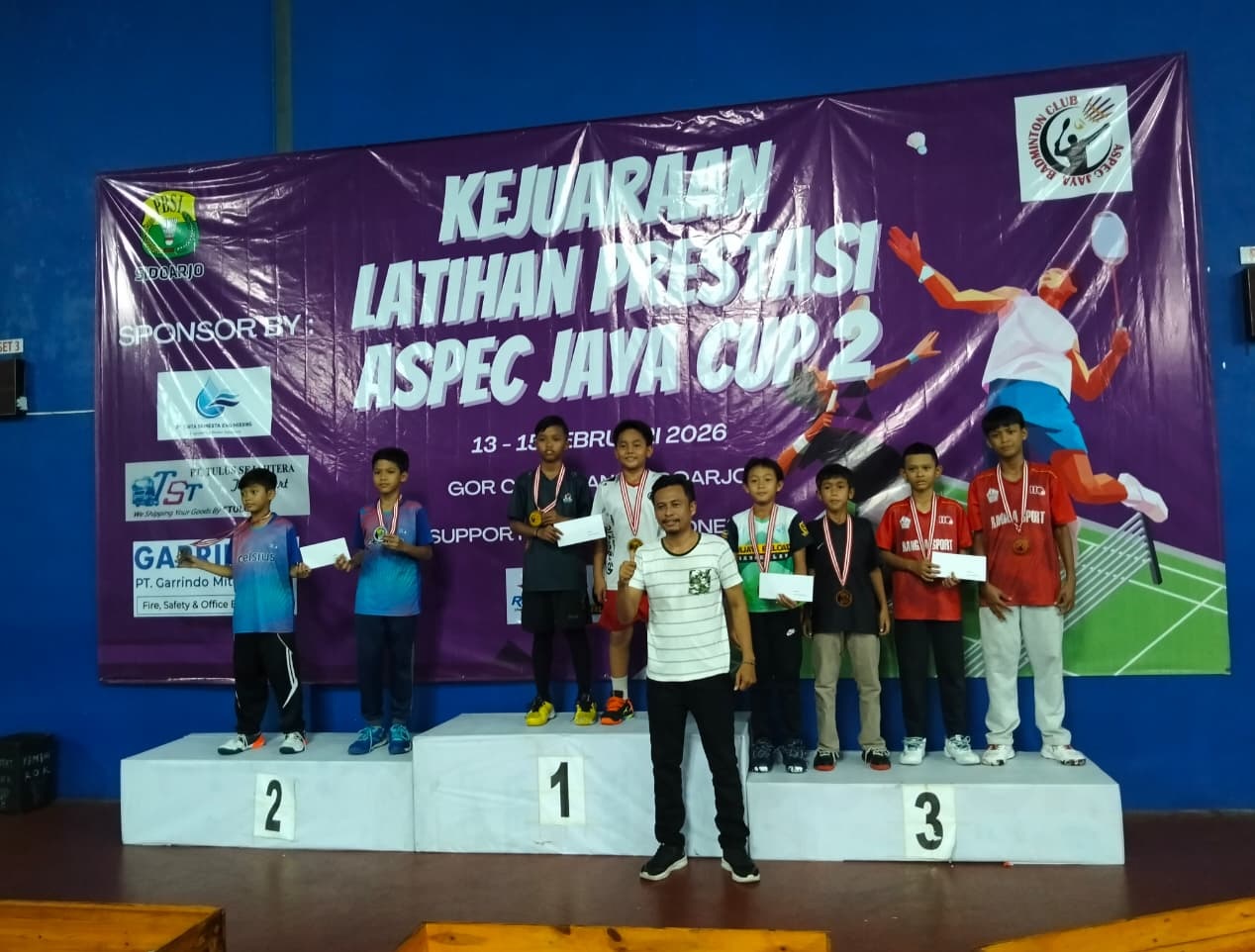 MEMBANGGAKAN: Prasraya Zhafran Pria Rabbani (kiri) dan Alby Lutfy Arif memperlihatkan medali usai sabet juara 3 di Kejuaraan Aspec Jaya Cup II di GOR Cemerlang Sidoarjo, Minggu (15/2).