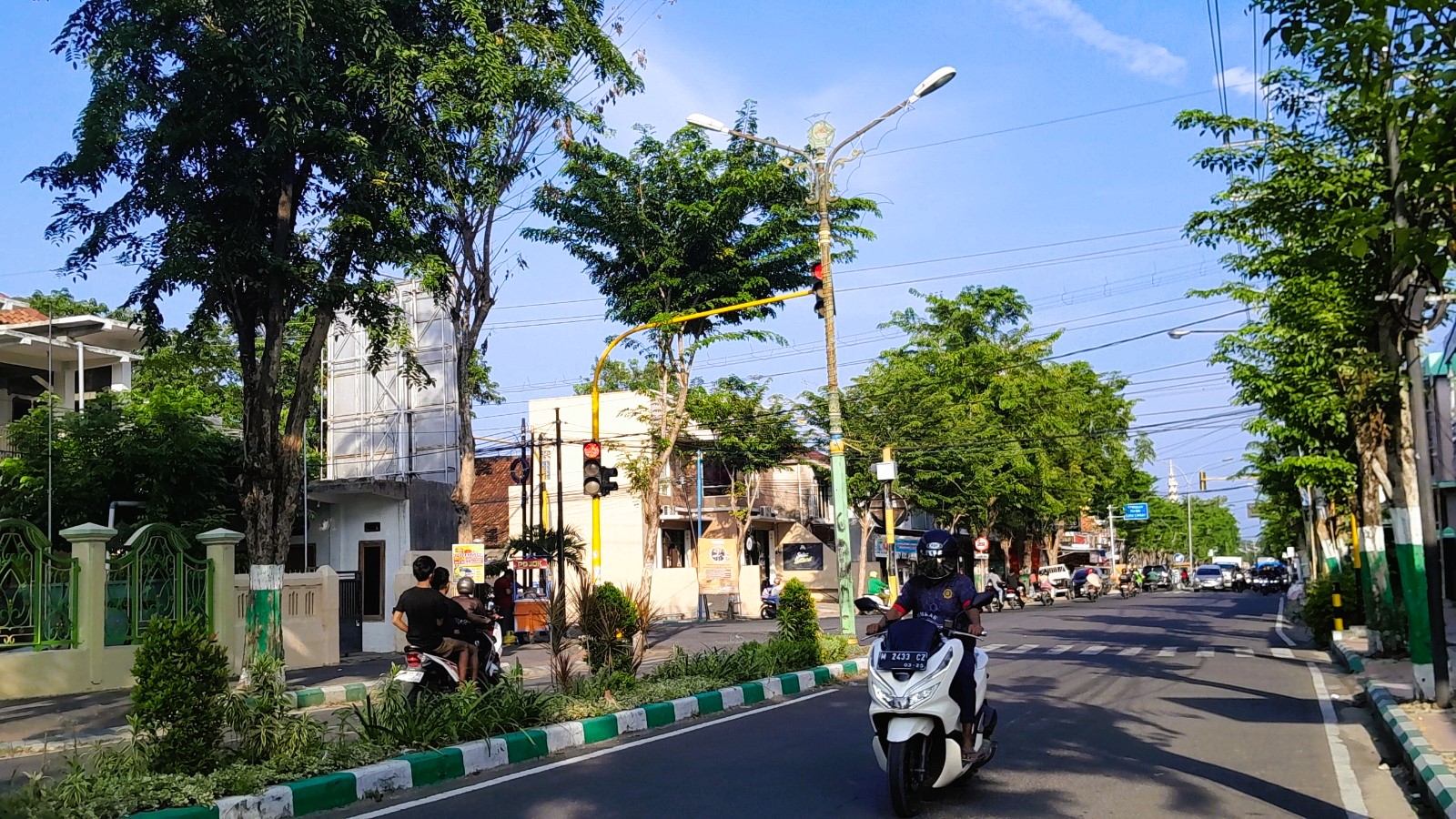 LANCAR: Kendaraan bermotor melintas di sekitar lampu PJU di Jalan Kabupaten Pamekasan, Minggu (15/2).