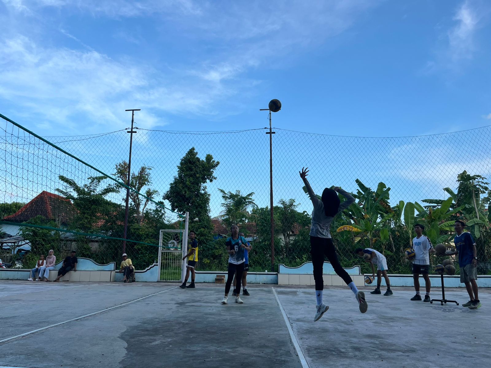 FOKUS: Sejumlah pemain voli sedang mengikuti pembinaan di Kecamatan Kalianget, Sumenep, Sabtu (31/1).