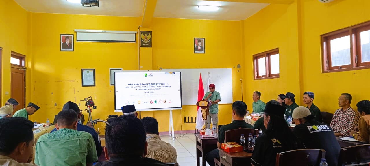 FOKUS: Ketua KORMI Sumenep Imam Syafi&rsquo;i saat menyampaikan sambutan saat musyawarah kabupaten di kampus Universitas PGRI Indonesia Sumenep pada Minggu (15/2).