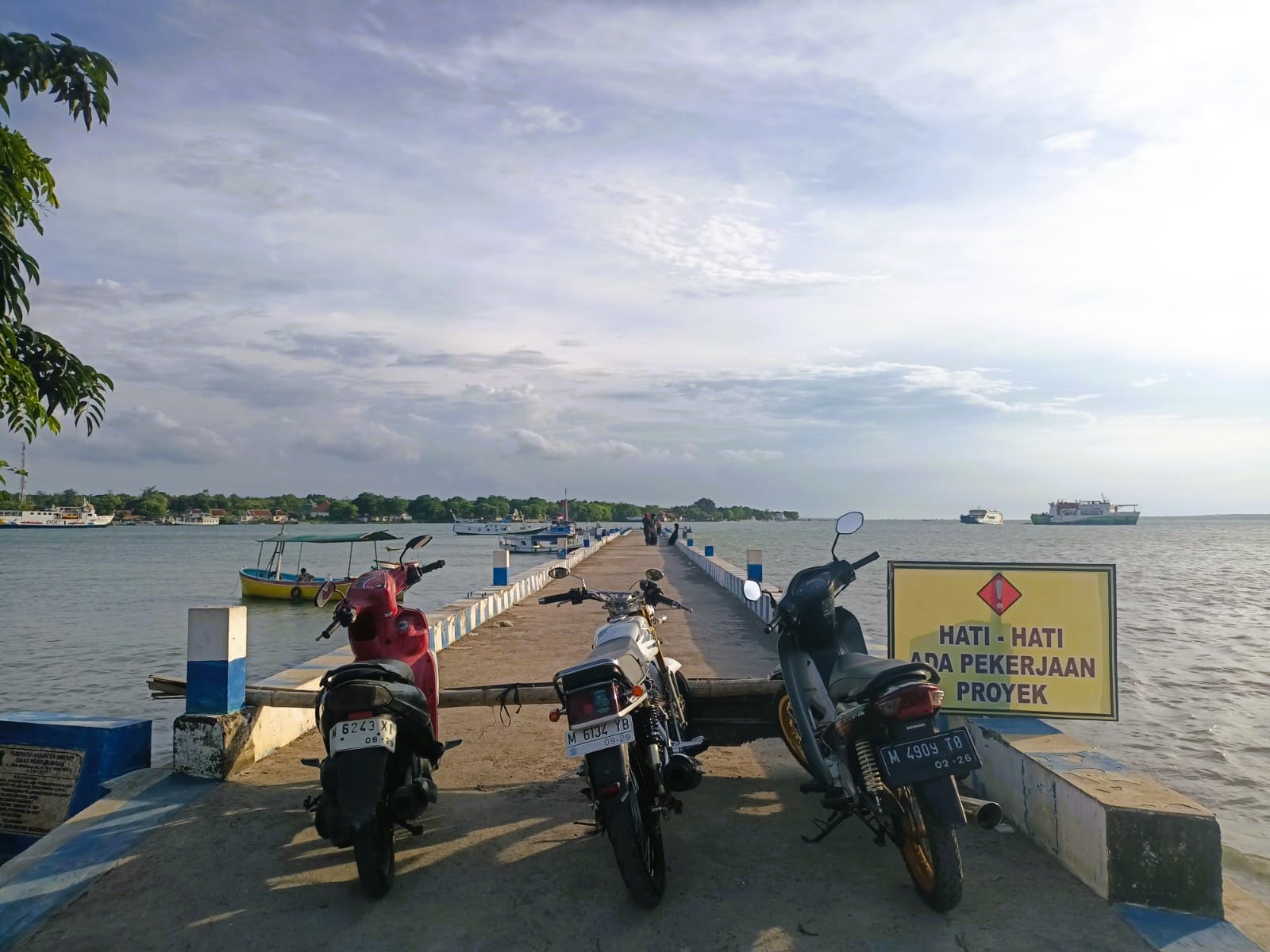 TELAN ANGGARAN JUMBO: Warga berada di dermaga pelabuhan wisata Kalianget, Minggu (15/2).