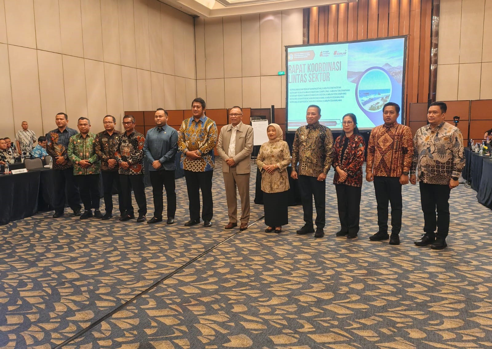 PERTEMUAN: Empat dari kanan, Bupati didampingi Katua DPRD Sampang saat berfoto dengan jajaran pimpinan daerah dan perwakilan Kementerian ATR/BPN di Hotel Sheraton Grand Jakarta, Senin (24/11).