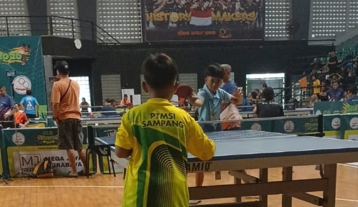PENUH SEMANGAT: Atlet PTMSI Sampang berkompetisi dalam kejuaraan CLS Cup 3, di GOR CLS Kertajaya, Surabaya, Minggu (18/1).