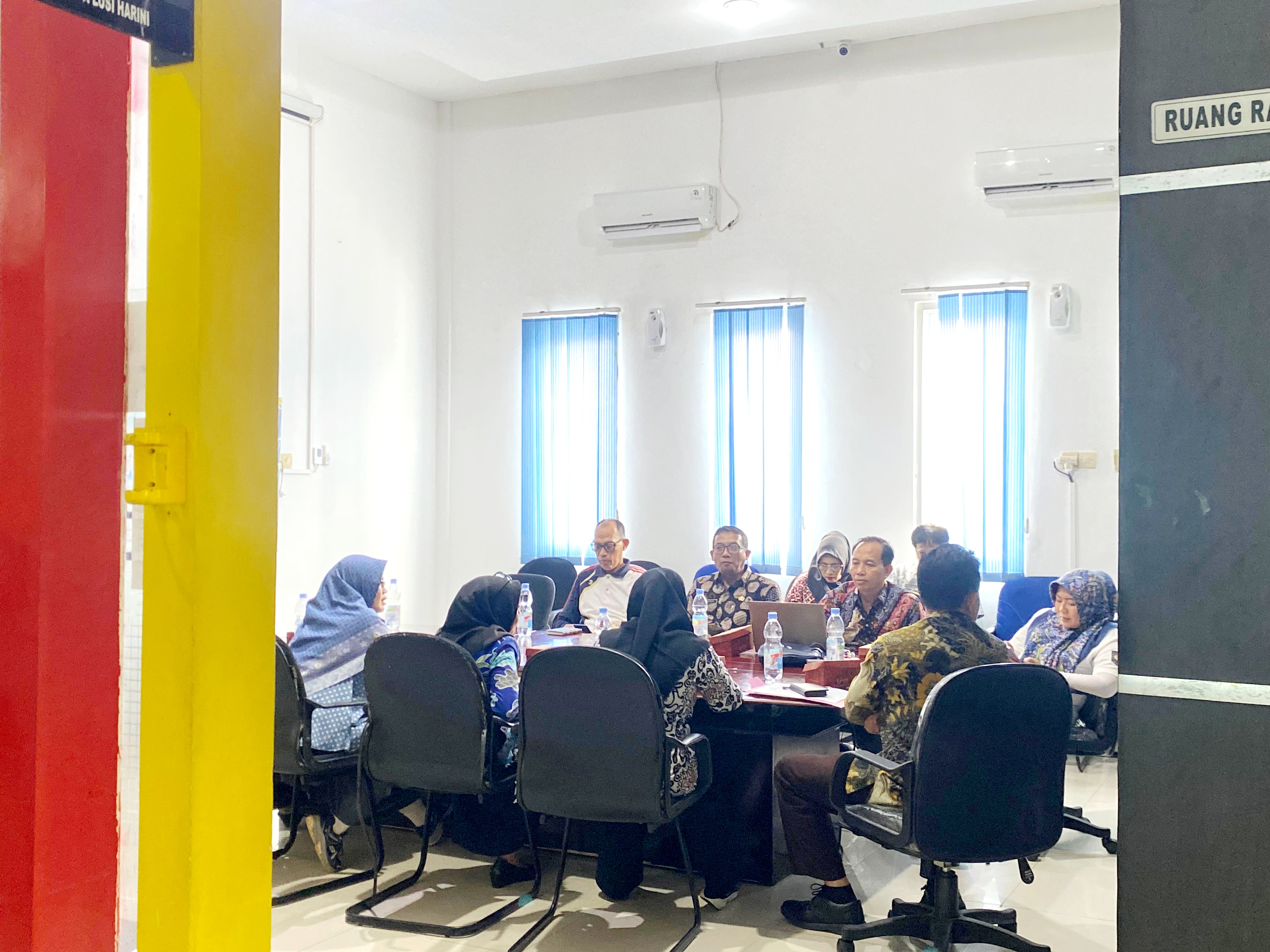 DISKUSI: Sejumlah pejabat dinkes KB, dinsos, bapperida, BPPKAD, dan lainnya saat rapat membahas kepesertaan PBI JKN di kantor Dinkes KB Sampang, Jumat (13/2). (AYU LATIFAH/JPRM)