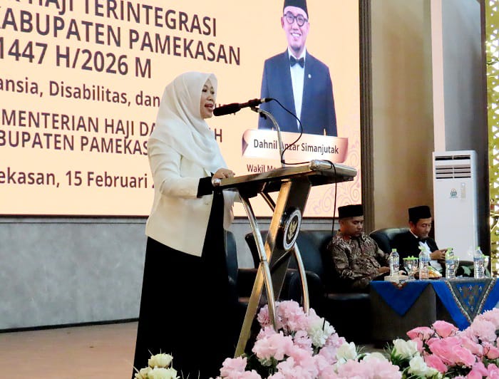 BERI ARAHAN: Anggota Komisi VIII DPR RI Ansari saat mengisi bimbingan manasik haji di UIN Madura, Minggu (15/2). (PDI PERJUANGAN UNTUK JPRM)