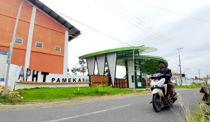 MEGAH: Pengendara melintas di depan gedung SIHT di Desa Gugul, Kecamatan Tlanakan, Pamekasan, Kamis (12/2). (M. KHOLIL RAMLI/JPRM)