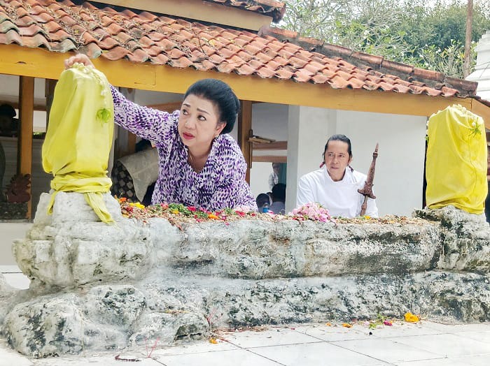 RUTIN: Ketua LDA Keraton Kasunanan Surakarta Gusti Moeng nyekar ke makam lelehur di kompleks pemakaman Ronggosukowati, Senin (16/2). (MOH. IQBAL AFGANI/JPRM)